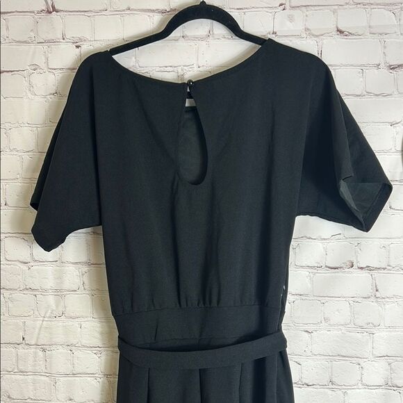 Chic Black Jumpsuit with Belt - Picture 6 of 8